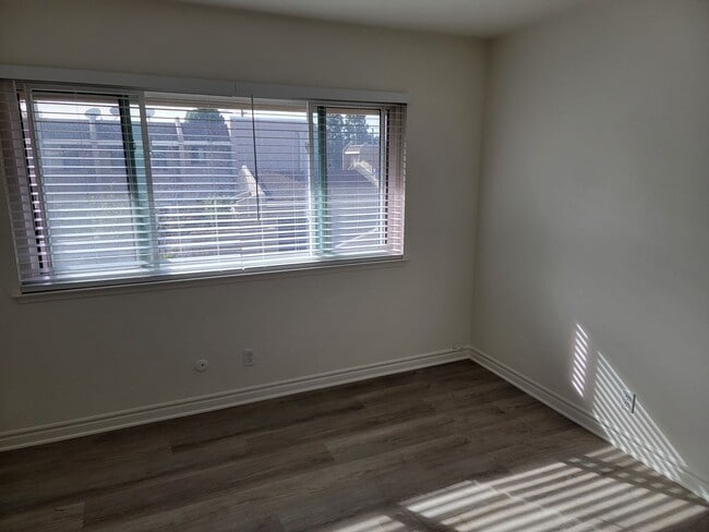 Building Photo - 3bed/1.5ba End Unit with Private Backyard & Patio