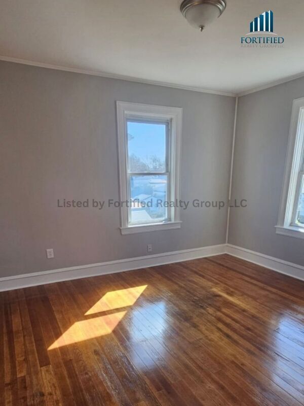 Building Photo - 25 Saxon St