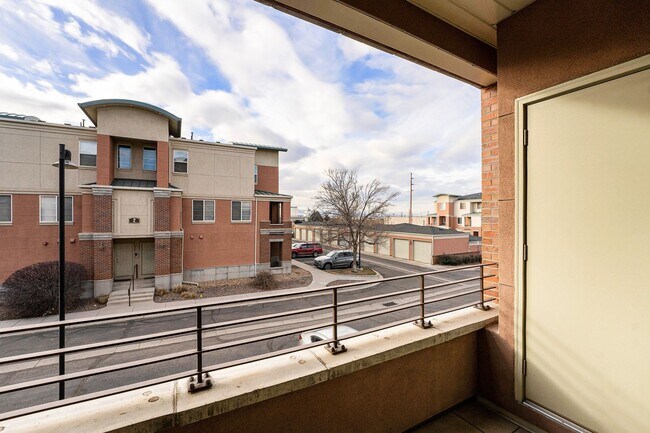 Building Photo - 1Bed/1.5Bath Park Hill Condo with an Extra Nonconforming Bedroom/Office