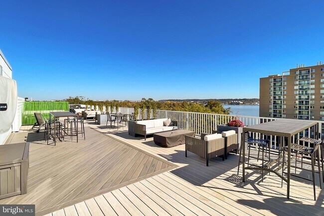 Building Photo - 635 Slaters Ln