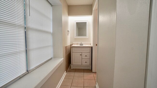 Building Photo - 105 Foxbriar St