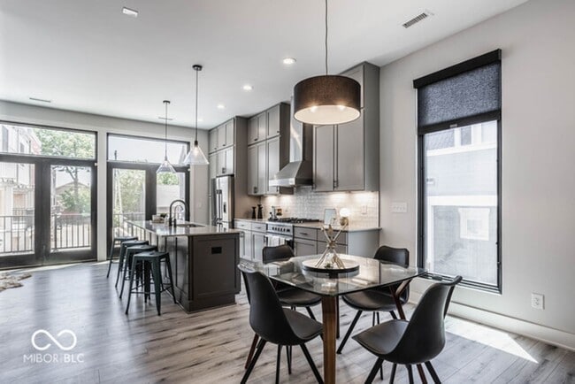 Building Photo - Beautiful townhome located off 16th and College. Pets allowed for an additional $1,000 non refund...