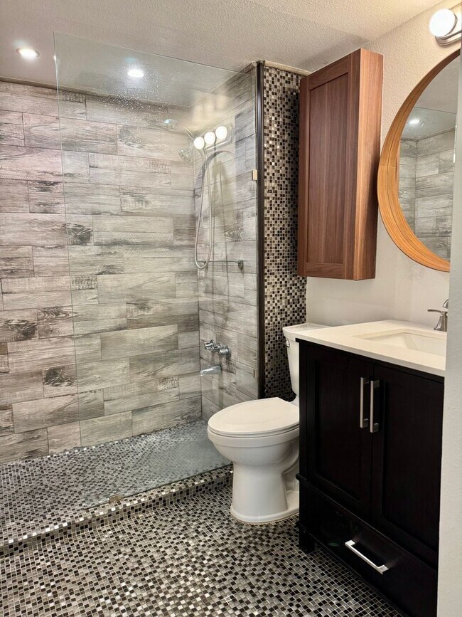 Building Photo - 2/1 Condo in South Tampa