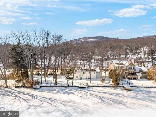 Building Photo - 191 Lakeshore Dr