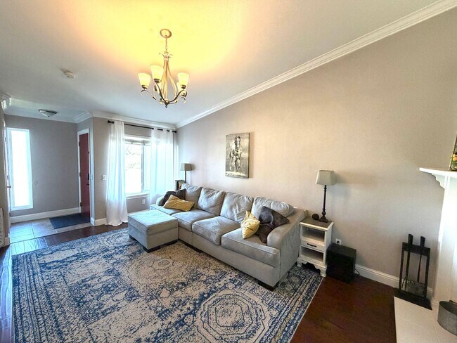 Building Photo - Desirable Home in Lincoln Village – A must see!