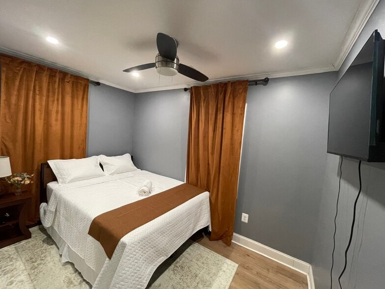 Building Photo - 10 Brunswick Ave