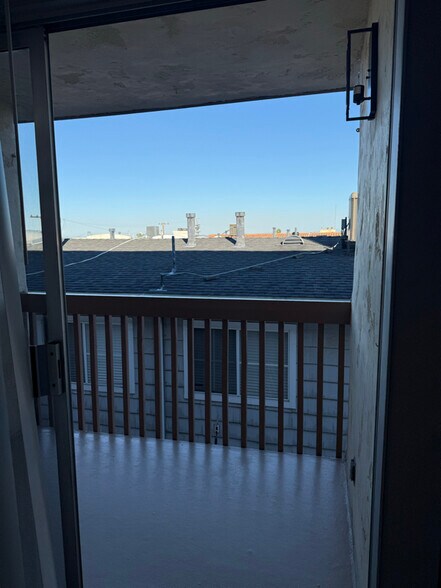 Building Photo - 966 W 11th St