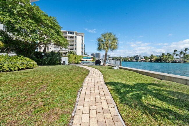 Building Photo - 9101 E Bay Harbor Dr