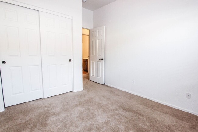 Building Photo - 3 Bedroom Plus Den in Quailwood