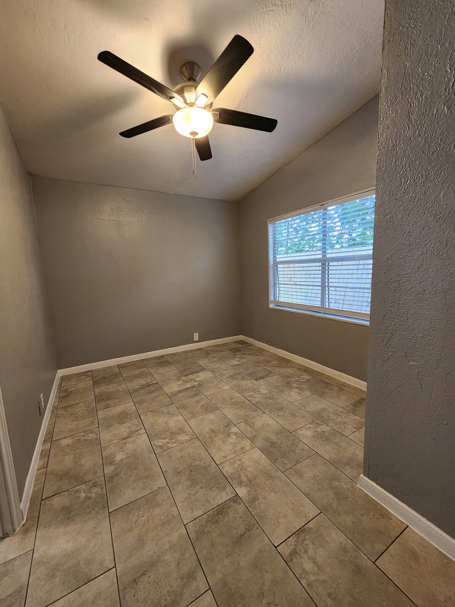 Building Photo - 418 E 1st St