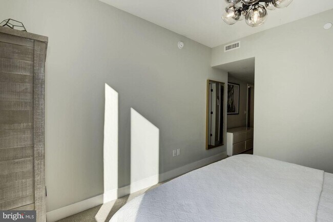 Building Photo - River-View 2BD Luxury Condo with Balcony and Parking!