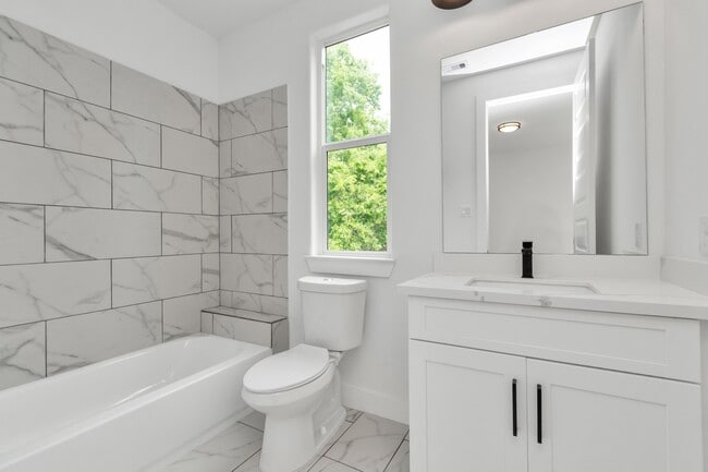 Building Photo - 2813 Drew St