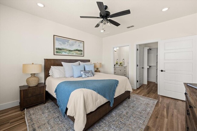 Building Photo - 802 S Creek St