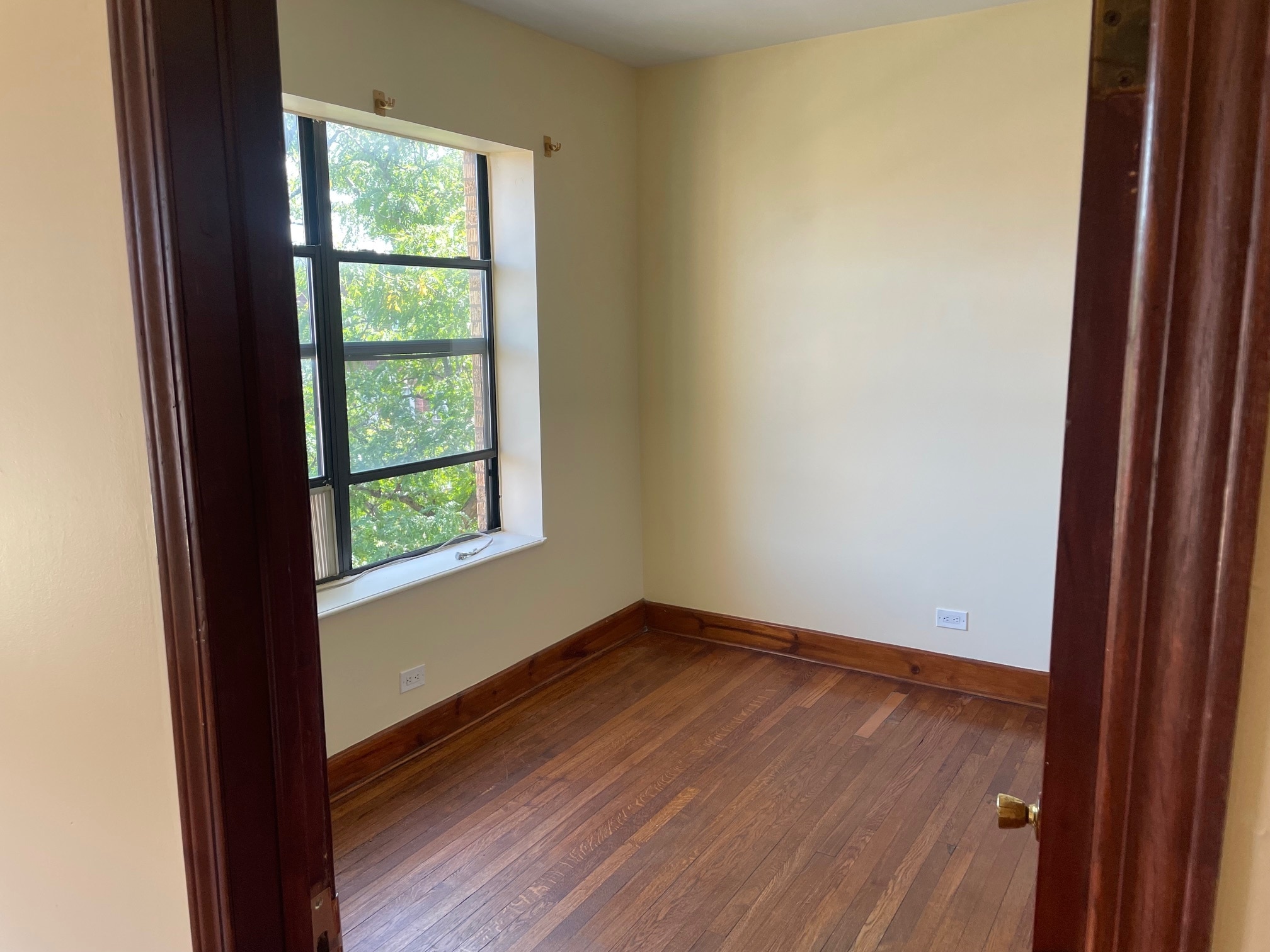 South Bedroom - 4922 N Kedzie Ave