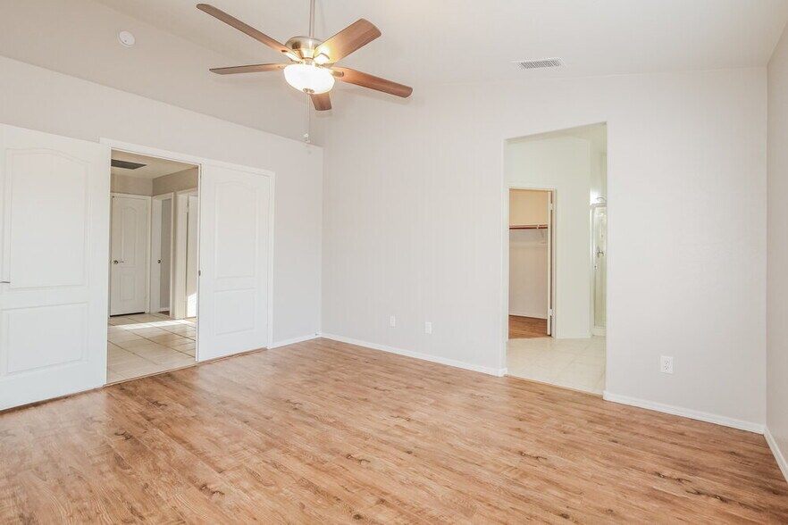 Building Photo - 14446 W Wendover Dr