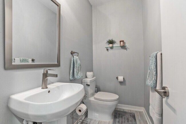 Building Photo - Stylish 2BR/2.5BA Townhome in Prime East Dallas – Attached Garage, Unbeatable Location