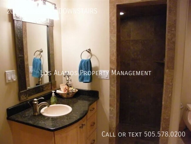 Building Photo - 207 Maple Dr