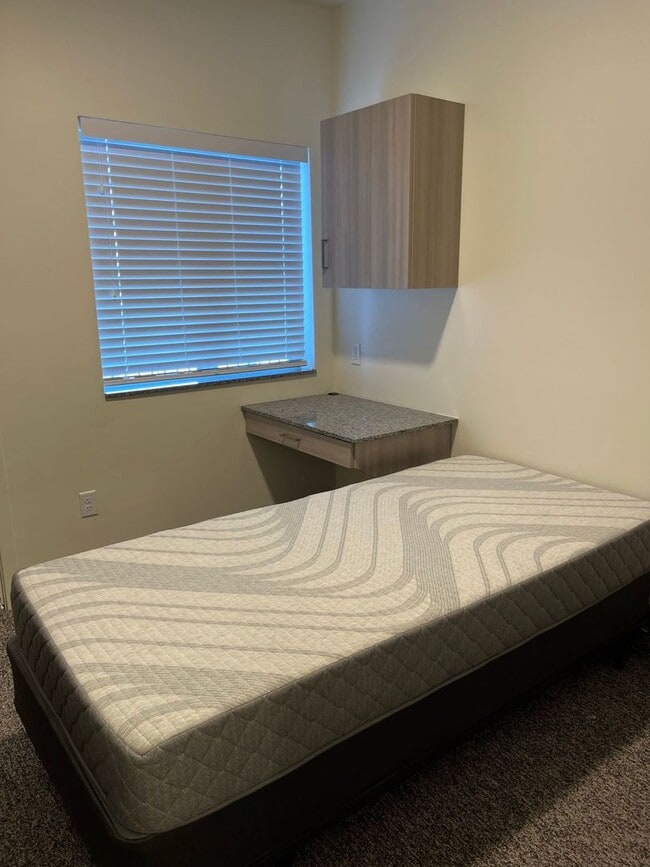 Building Photo - 10 Bed room Condo/Townhome