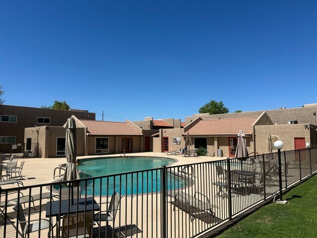 Building Photo - Charming 2 Bed 1 bath Condo
