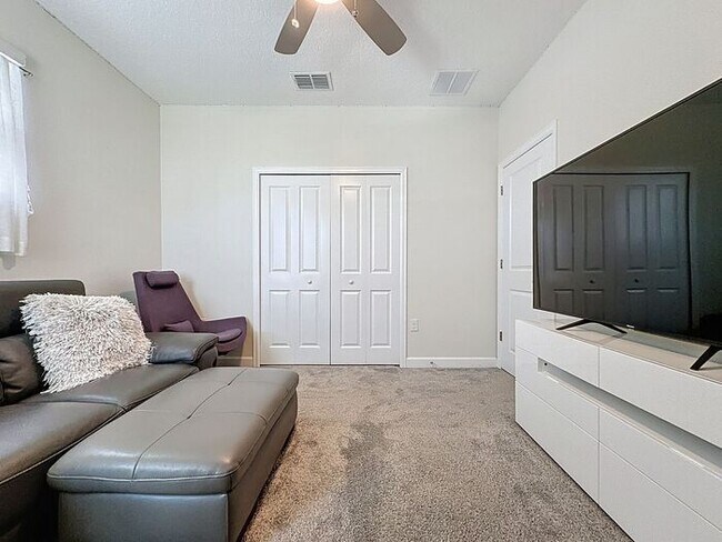 Building Photo - Beautiful Furnished townhome in Vistas of ...