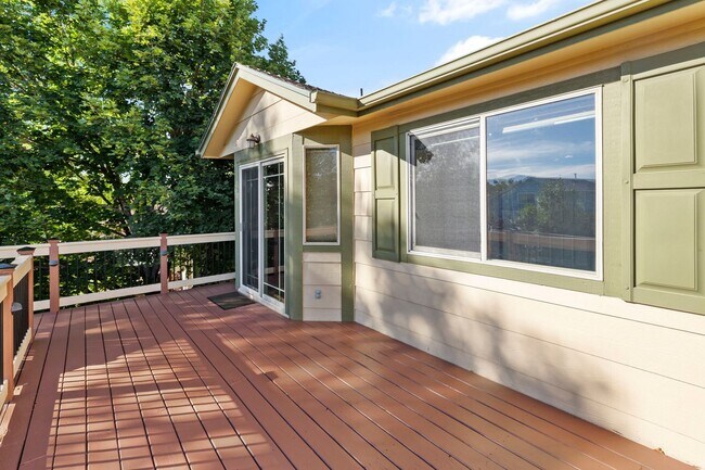 Building Photo - Sundown Rancher with Mountain Views, Walk-...