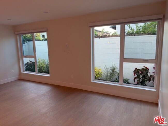 Building Photo - 5191 Lindley Ave