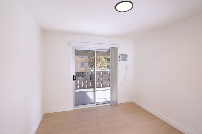 Building Photo - IN-UNIT LAUNDRY WITH ON-SITE PARKING!!