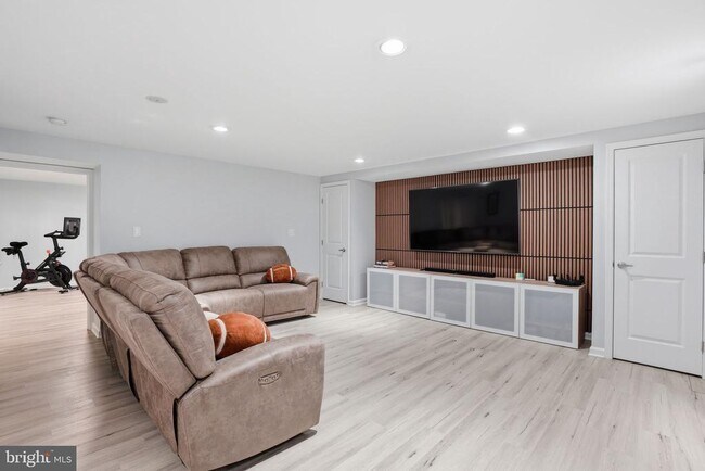 Building Photo - 510 Moat Way