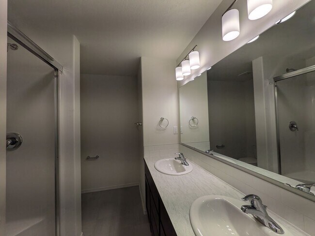 Building Photo - Brand New Townhome!