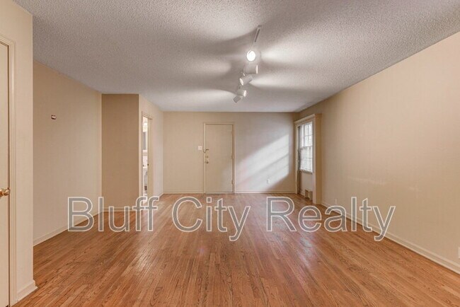 Building Photo - 654 Anderson St