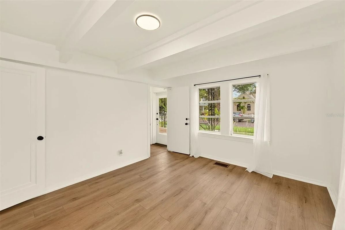 Building Photo - 925 16th Ave N