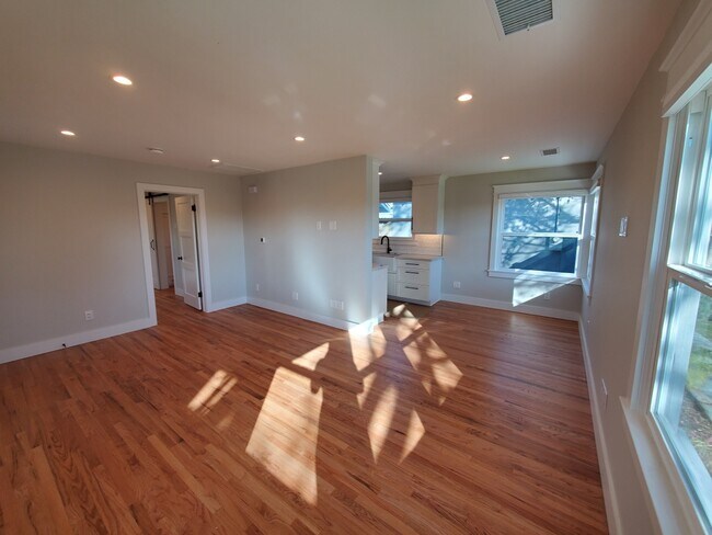 Building Photo - 10682 Center Dr