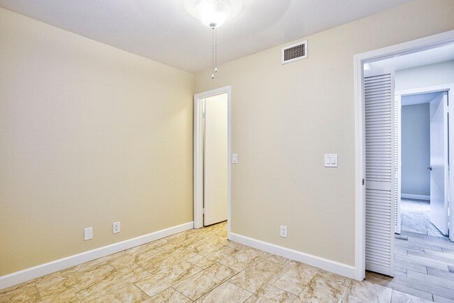 Building Photo - Fantastic 3 bed condo