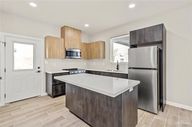 Building Photo - 10 Yosemite Dr