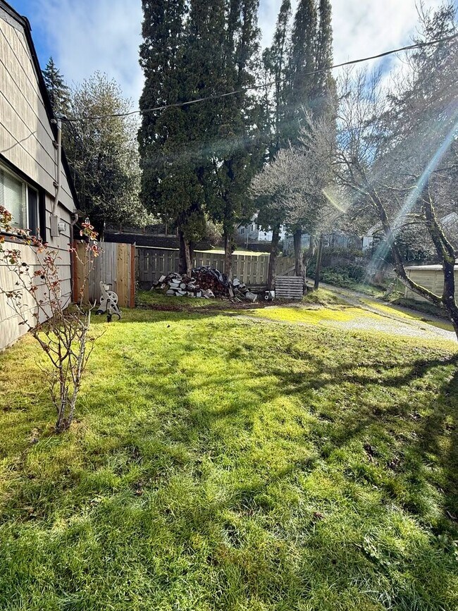 Building Photo - Rambler on corner lot in convenient Bremerton location!