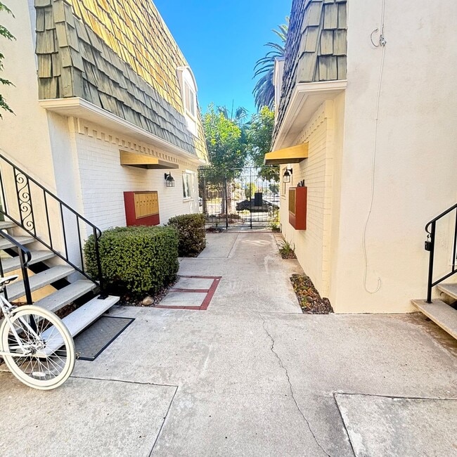 Building Photo - CHARMING PACIFIC BEACH 2BD/2BA CONDO! CLOSE TO THE BAY & OCEAN! Only $3,295/mo!