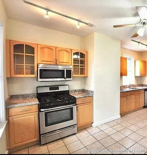 Building Photo - 756 Saratoga St