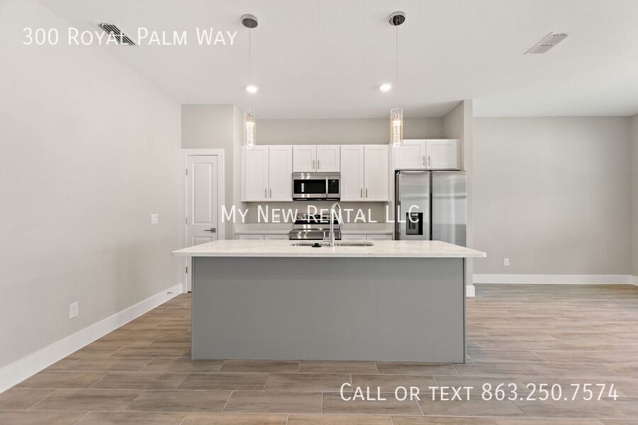 Building Photo - 300 Royal Palm Wy