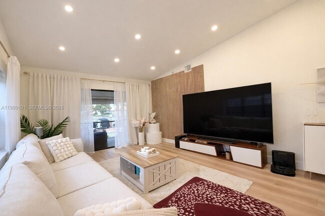 Building Photo - 769 Banks Rd