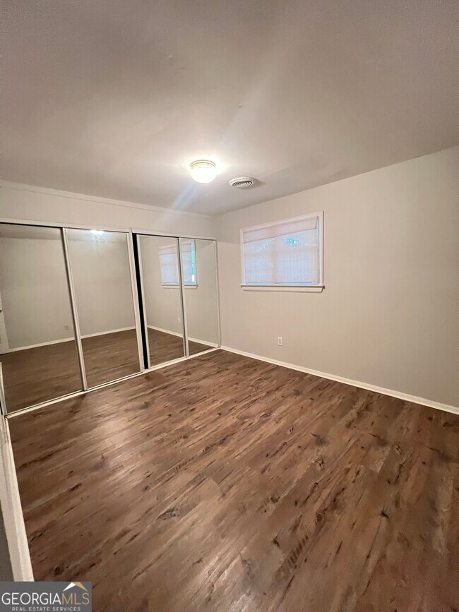 Building Photo - 127 Pineview Dr