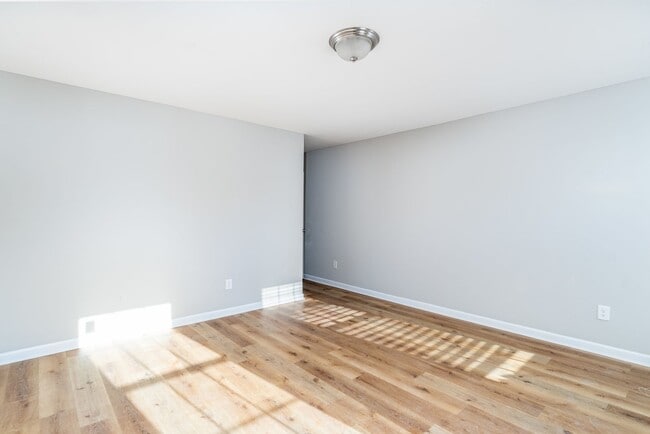 Building Photo - Spacious 5-Bed, 3.5-Bath Residence with 4,003 Sqft, Master on 1st Floor, Elegant Design, & Versat...