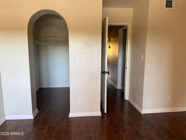 Building Photo - 1425 E Desert Cove Ave