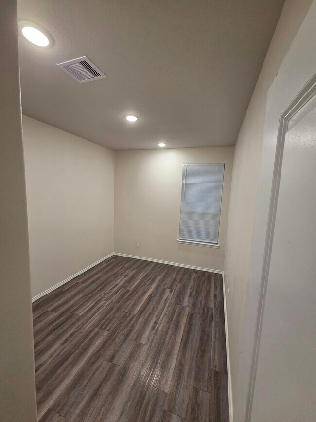 Building Photo - 11726 White Cedar St