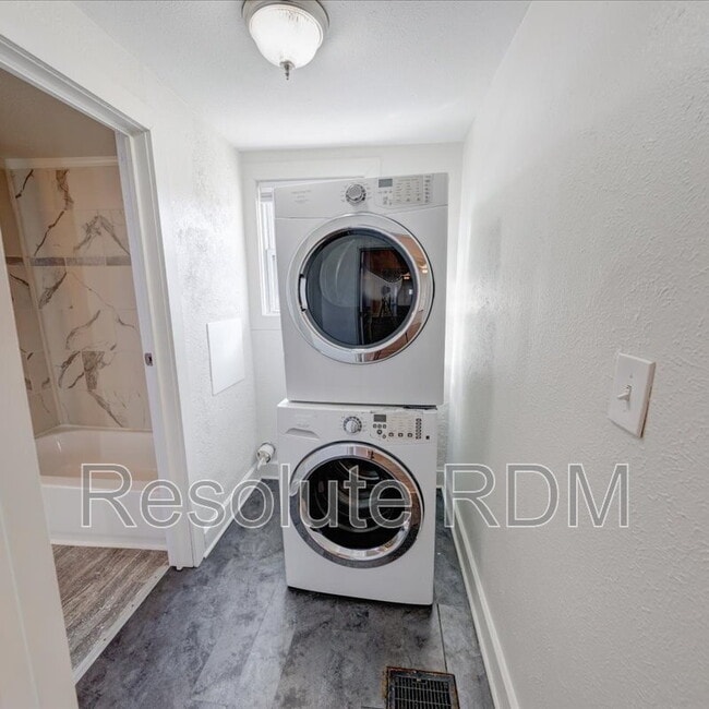 Building Photo - 1154 Villa Ave