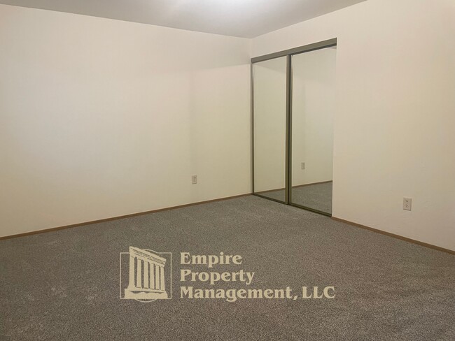 Building Photo - 355 Maple St