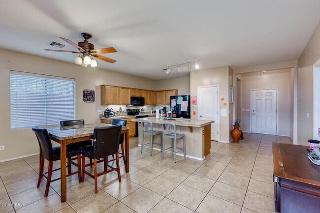 Building Photo - Charming 5 Bed 3 Bath Tolleson Home with S...