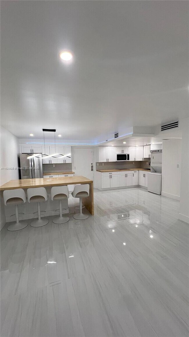 Building Photo - 9686 Fontainebleau Blvd