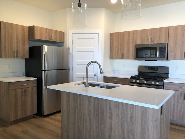 Building Photo - 3 Bedroom Bright and Spacious with Balcony