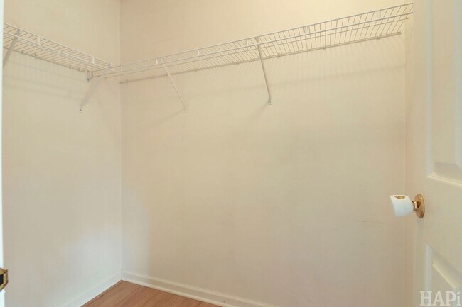 Building Photo - 533 N Red Deer Rd