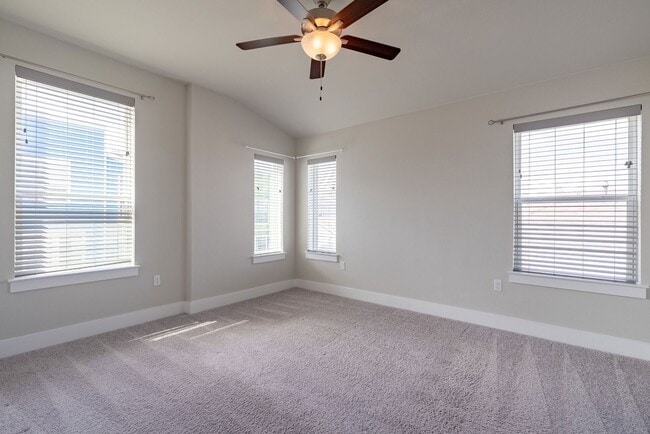 Building Photo - Beautiful 2 bedroom, 2.5 bathroom home in South East Austin!!!